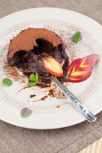 Rauwe veganist avocado chocolade mousse met nectarine — Stockfoto