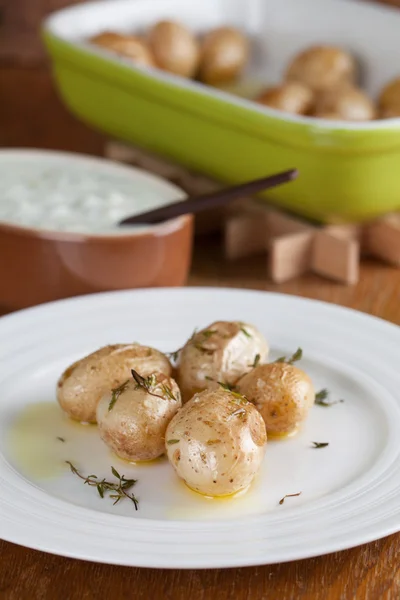 Kekik ile kavrulmuş bebek patates — Stok fotoğraf