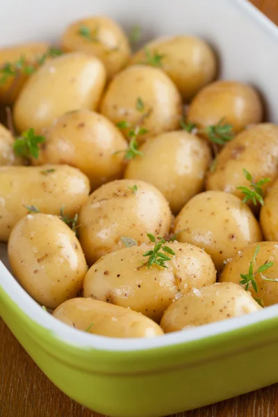 Assar batatas de bebê com tomilho — Fotografia de Stock