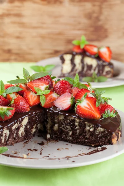 Mramor dort s čokoládovou polevou a jahody — Stock fotografie