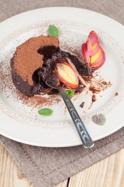 Mousse de chocolat à l'avocat végétalien cru avec nectarine — Photo