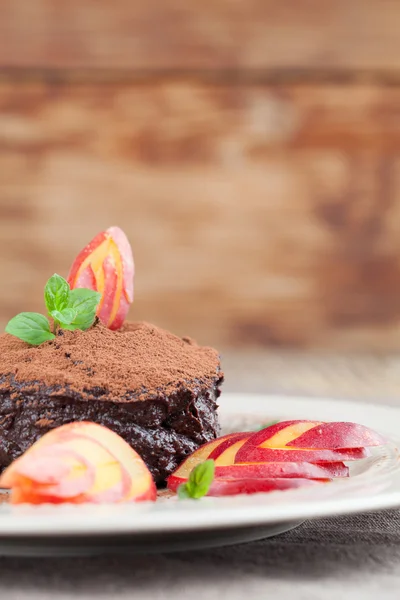 Mousse de chocolat à l'avocat végétalien cru avec nectarine — Photo