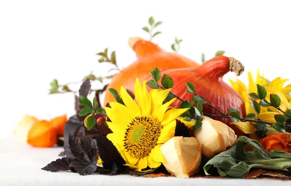 Herfst decoratie met hokkaido pompoenen en zonnebloemen — Stockfoto