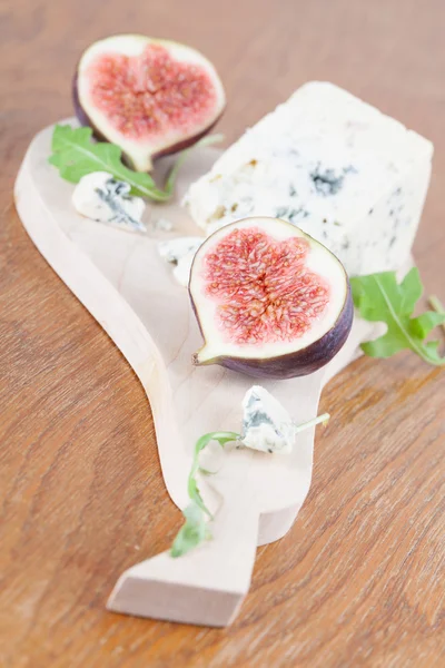 Mavi peynir ve incir — Stok fotoğraf