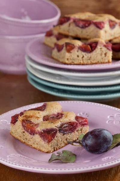 Speltvete zucchini cake med plommon — Stockfoto