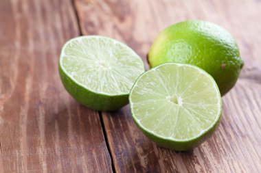 Limes ahşap zemin üzerinde