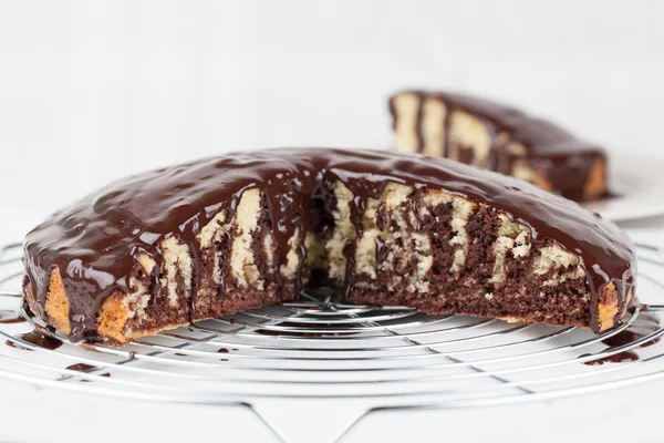 Zebra-Marmorkuchen mit Schokoladenglasur — Stockfoto