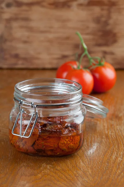 Torkade tomater i en burk — Stockfoto