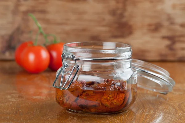 Suszone pomidory w słoiku — Zdjęcie stockowe