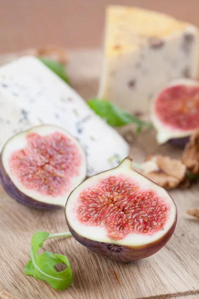 Figs, keju dan kacang — Stok Foto