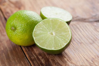 Limes ahşap zemin üzerinde