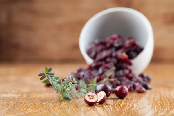 Φρέσκα και αποξηραμένα cranberries — Φωτογραφία Αρχείου