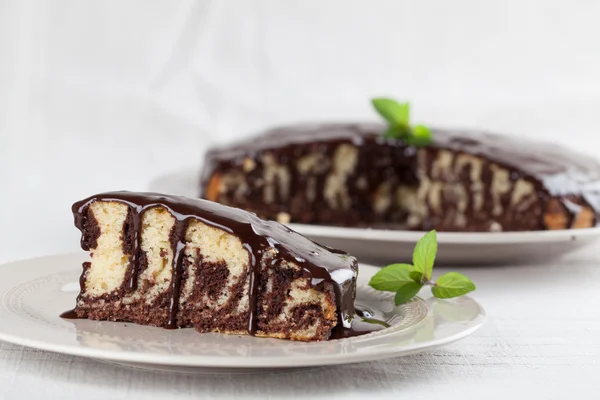 Zebra marmeren cake met chocolade glazuur — Stockfoto