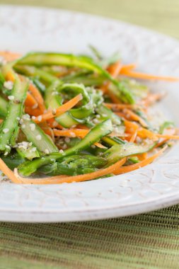 havuç ve kenevir tohumu ile kuşkonmaz salatası