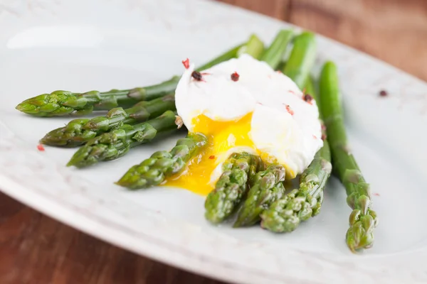 Sparris med pocherat ägg — Stockfoto