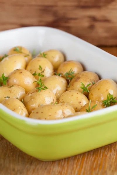 Roasting baby potatoes with thyme — Stock Photo, Image