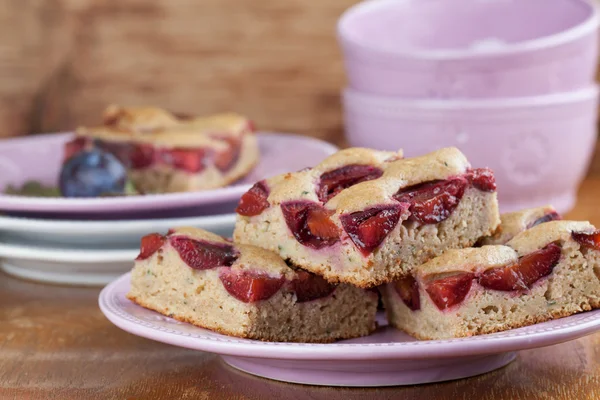 Spelt zucchini cake with plums — Stock Photo, Image