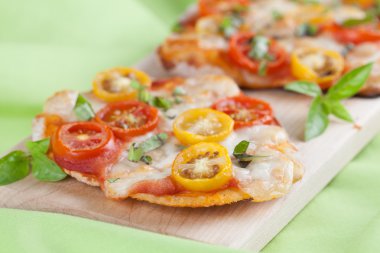 mini pizza Mozzarella peyniri, domates ve fesleğen ile