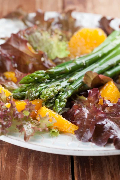 Salade van asperges met sinaasappels en hennepzaden — Stockfoto