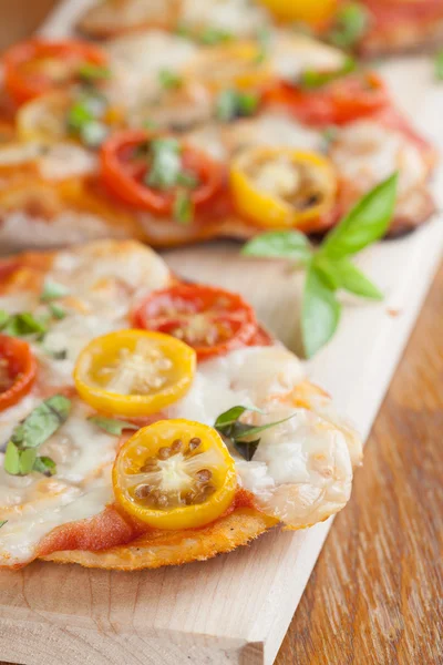 Mini pizza mozzarellával, koktélparadicsommal, bazsalikom — Stock Fotó