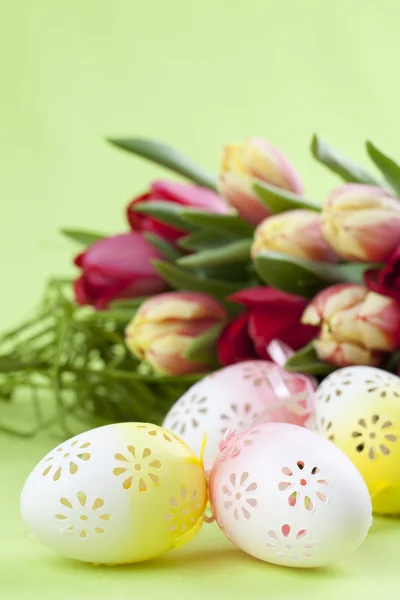 Uova di Pasqua fiorite e tulipani — Foto Stock