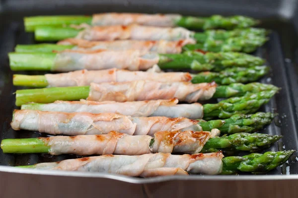 Prosciutto alla griglia avvolto asparagi — Foto Stock