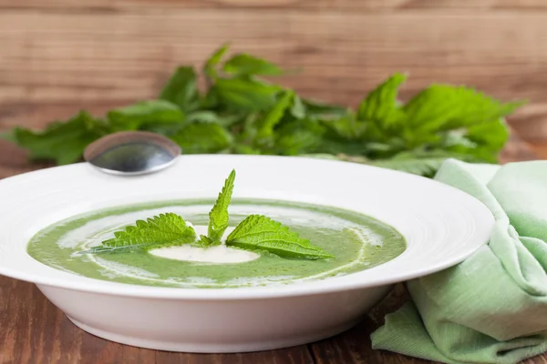 Brennnesselcremesuppe mit saurer Sahne — Stockfoto