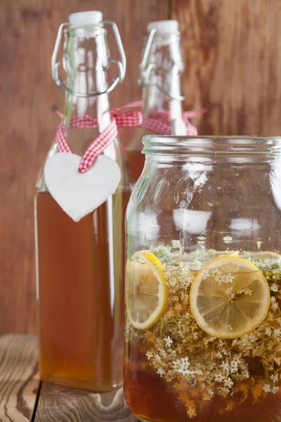 Holundersirup herstellen — Stockfoto