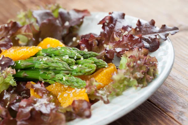 Salade van asperges met sinaasappels en hennepzaden — Stockfoto