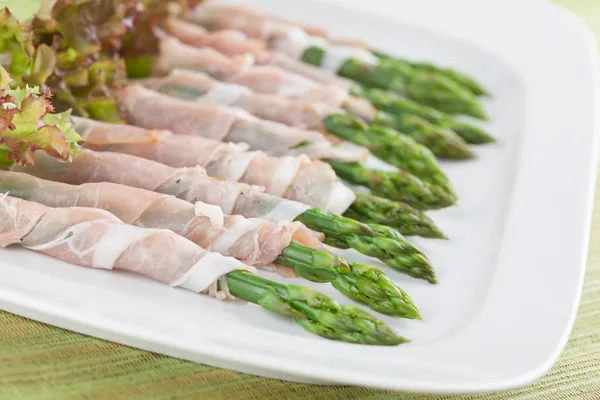 Prosciutto wrapped asparagus — Stock Photo, Image