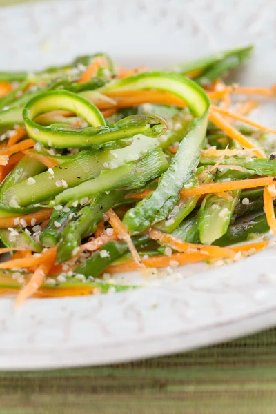 Sparris sallad med morot och hampa frön — Stockfoto