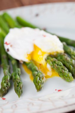 Yumurtalı kuşkonmaz.