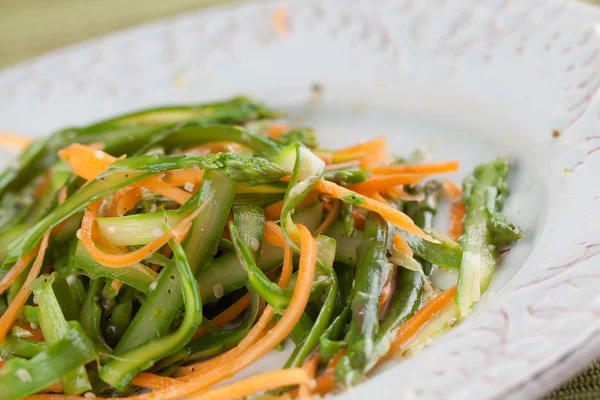 Sparris sallad med morot och hampa frön — Stockfoto