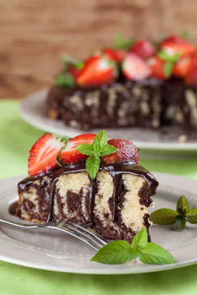 Marmur ciasto z polewą czekoladową i truskawki — Zdjęcie stockowe