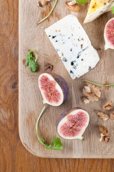 Cheese board with figs and nuts — Stock Photo, Image