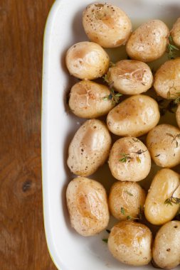 Kekik ile kavrulmuş bebek patates