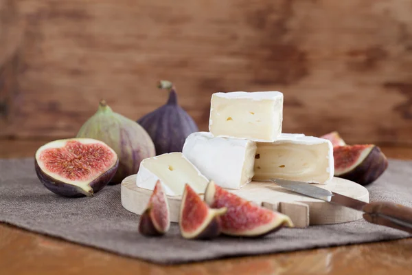 Camembert e fichi — Foto Stock