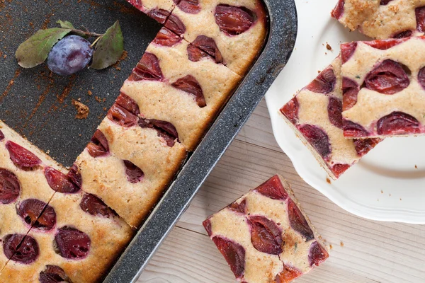 Torta de calabacín con ciruelas — Foto de Stock