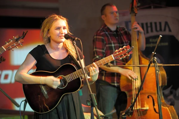 Vrouwelijke gitarist — Stockfoto