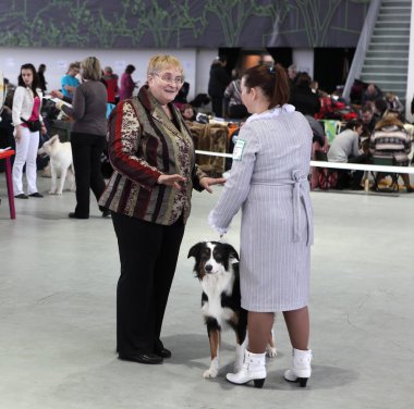 kadın ve köpek köpek göstermek