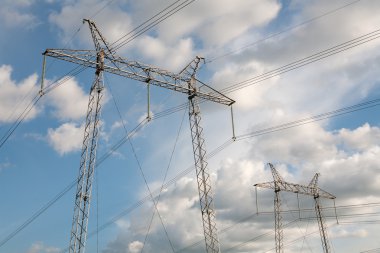 iki elektrik direkleri