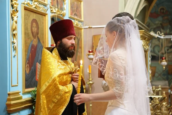 Christelijk-orthodoxe kerk ceremonie van het huwelijk — Stockfoto