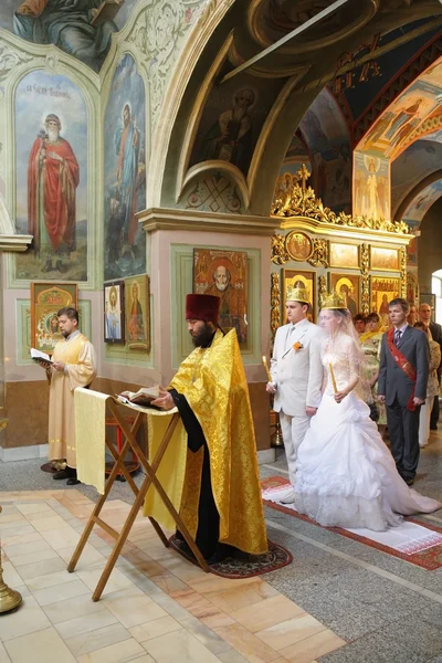 Boda Cristiana ceremonia de la iglesia ortodoxa — Foto de Stock