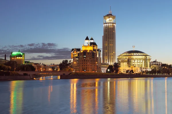 Edifici sulla riva del fiume. Mosca. Notte. . — Foto Stock