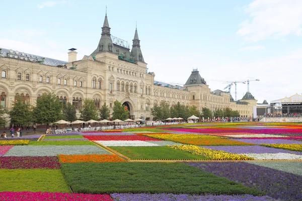 Camas de flores contra o prédio do shopping GUM em Moscou . — Fotografia de Stock