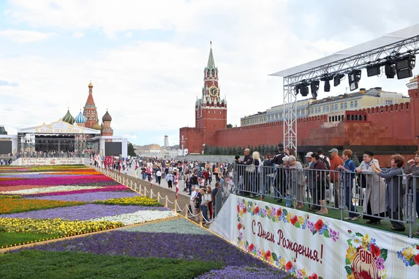 As pessoas olham para flores. Moscovo. Praça Vermelha . — Fotografia de Stock