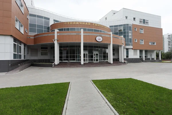 Fachada del edificio escolar — Foto de Stock