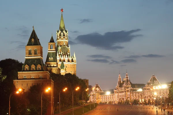 Torres do Kremlin de Moscou e construção de GUM — Fotografia de Stock