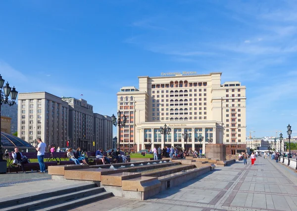 Люди того, відпочинок на лежанках на manezh площі в Москві — стокове фото