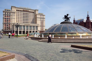 manezh square, cam kubbe, dört mevsim otel Moskova ve yürüyen insanlar